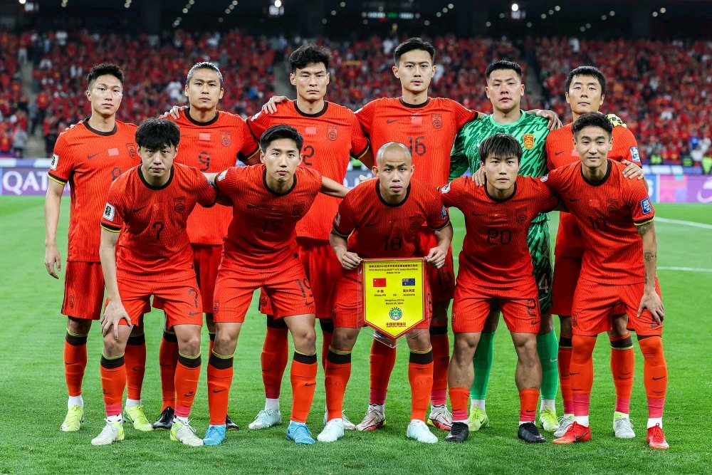 包含中国足球联赛赛场上演激烈争夺，球队实力逐渐增强的词条