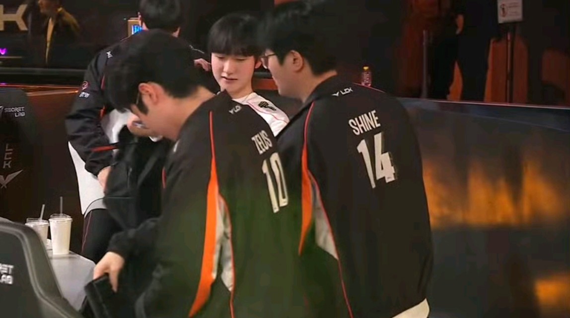 EDG力克GEN，Deft成为全场焦点半决赛2:0（东京）