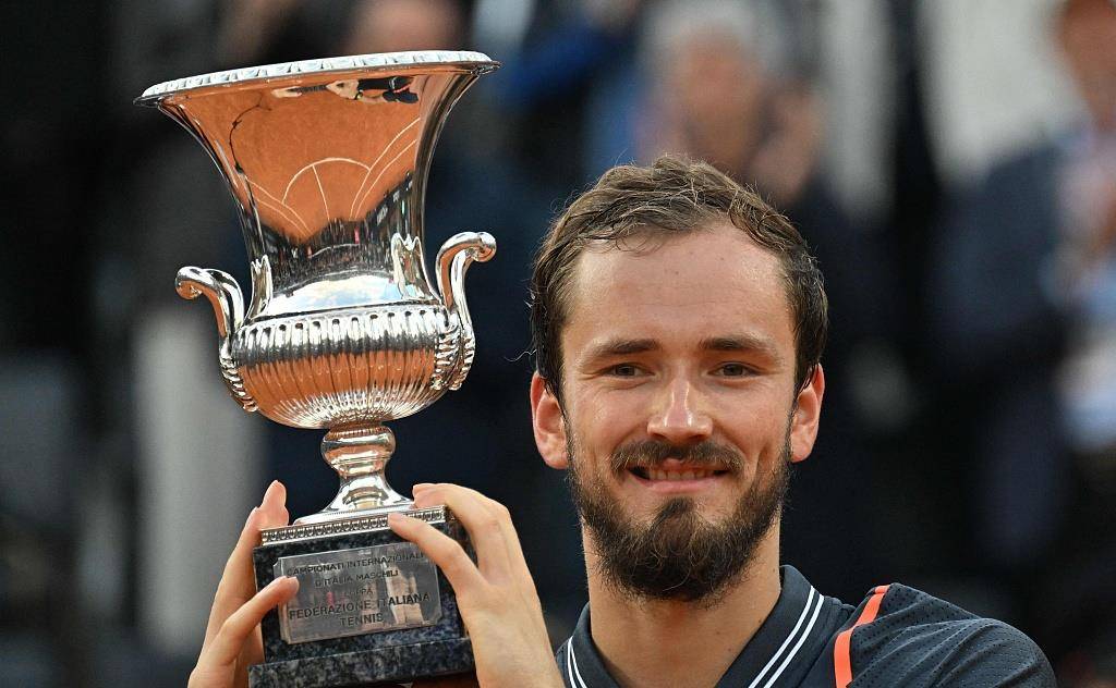 戴维斯杯险胜法网，梅德韦杰夫惊艳四座