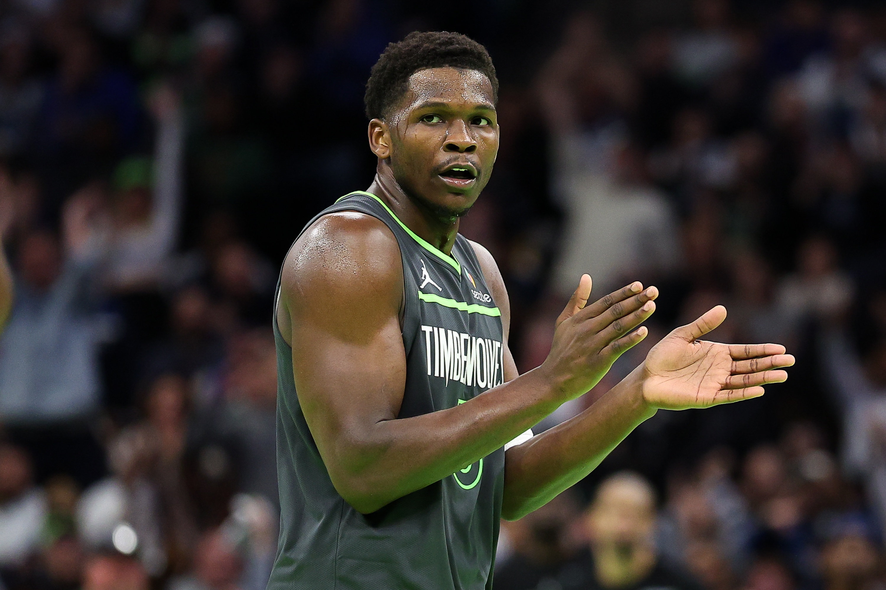 爱德华兹硬仗之王，灰熊斩落公牛